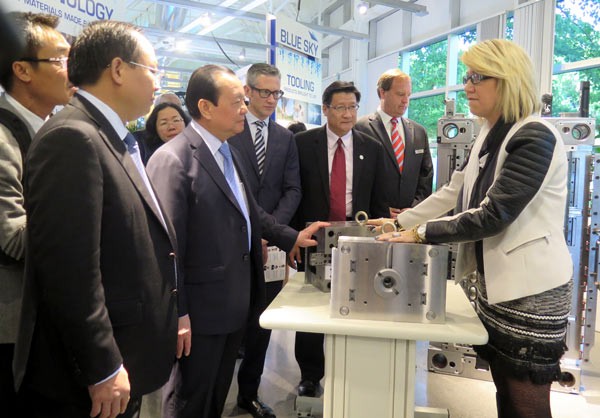 Mr. Hai visit Jabil Circuit Inc. (Photo: SGGP) Mr. Hai visit Jabil Circuit Inc. (Photo: SGGP)
